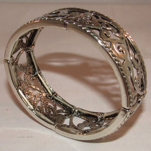 Bracelet Stretch Silver Tone Chrome Elastic New - Picture 3 of 5